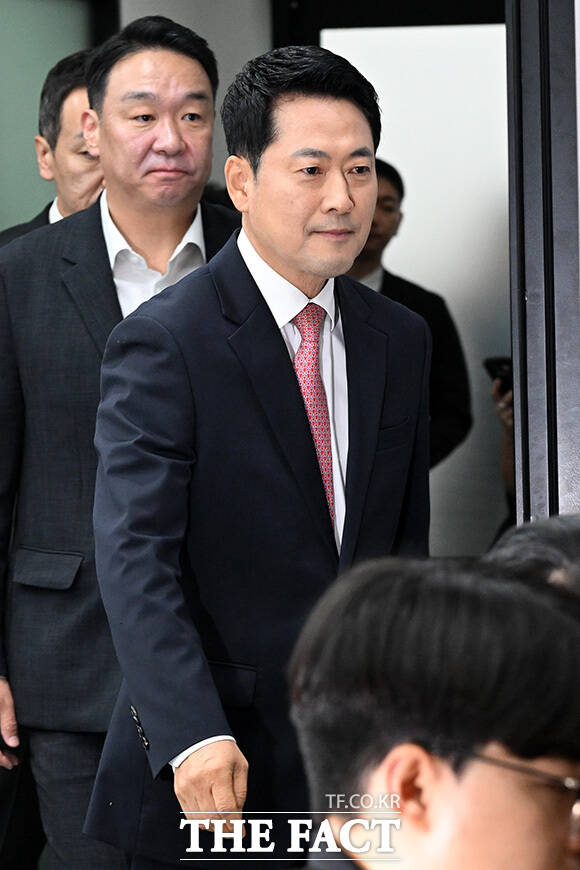 취임 1주년 기자회견 열고 발언하는 장동혁 대표.
