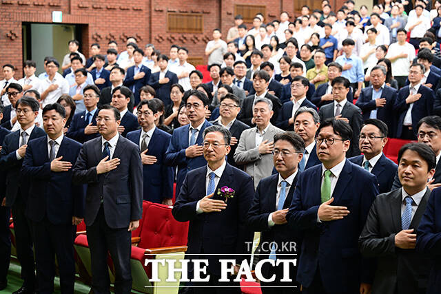 정성호 장관이 이임식을 마친 후 진행된 기념촬영에서