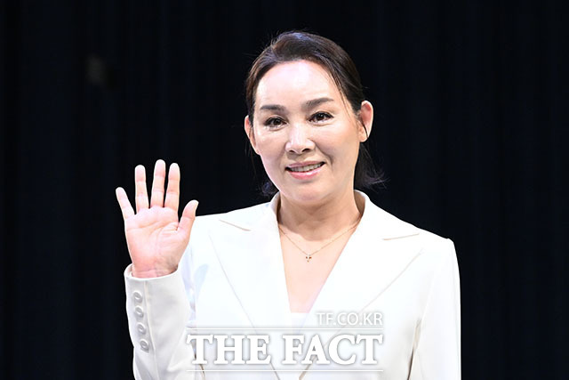 가수 양수경이 26일 오후 서울 마포구 YTN홀에서 기자회견을 열고 포즈를 취하고 있다. /서예원 기자