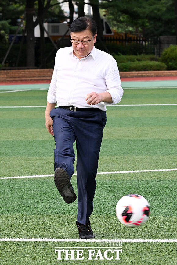 시축하는 정 원내대표.