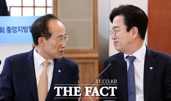 추경호 대구시장(왼쪽)과 허태정 대전시장(오른쪽)이 26일 청와대에서 열린 제10회 중앙지방협력회의에서 대화하고 있다. /뉴시스