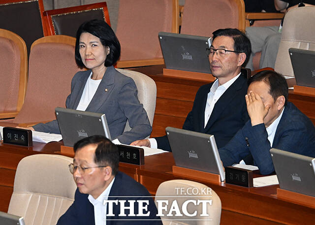 본회의 참석한 이진숙 국민의힘 의원.