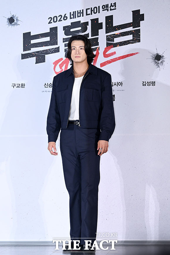 배우 구교환과 신승호, 김시아, 강기영, 백종열 감독(왼쪽부터)이 26일 오전 서울 광진구 롯데시네마 건대입구에서 열린 영화 ‘부활남: 더 레드’ 제작보고회에 참석해 포즈를 취하고 있다. /서예원 기자