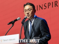  새 간판 준비하며 몸집 키우는 티웨이항공…재무부담 털고 비상할까