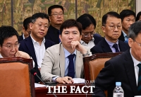  심란한 표정으로 문체위 전체회의 출석한 유승민 회장 [포토]