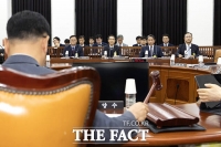  업무보고 위해 정보위 출석하는 유재성 경찰청장 직무대행 [TF사진관]