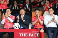  여야 없이 함께 즐기는 국회의원 축구대회 [포토]