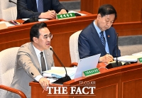 질의에 답변하는 박홍근 장관 [포토]