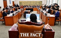  안건 상정하는 이재정 문체위원장 [포토]