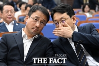  대화 나누는 한병도-천준호 [포토]