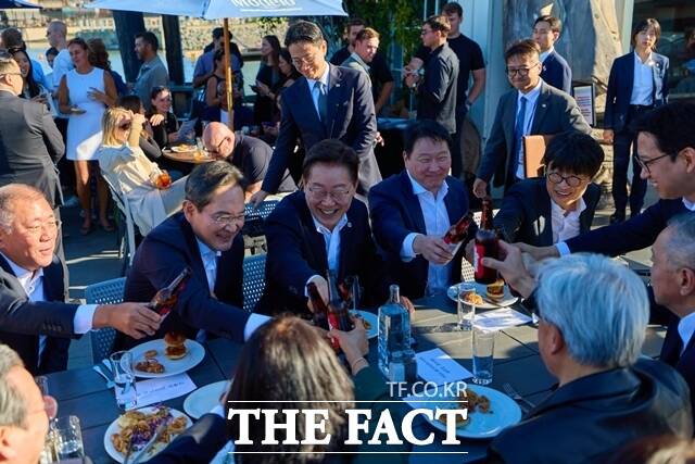 이재명 대통령은 26일 이재용 삼성전자 회장과 비공개 만찬 회동을 가진 것으로 알려졌다. 이 대통령이 7월 24일(현지시간) 미국 샌프란시스코의 한 식당에서 국내외 기업인들과 만찬을 함께 하며 건배를 하고 있다. /청와대