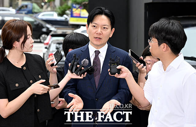 국회 국정조사 증인 선서 거부 혐의 등으로 고발된 박상용 인천지검 부부장검사가 27일 오전 서울 마포구 서울경찰청 광역수사단 공공범죄수사대에 출석해 취재진의 질문에 답하고 있다. /박상민 기자