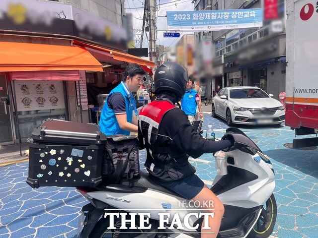 배달을 마치고 다음 호출을 기다리는 라이더가 멀리 떨어진 쉼터를 찾아 이동하지 않고, 배달 동선 곳곳에 있는 편의점에서 생수나 간식을 구입하고 잠시 쉬어갈 수 있게 된다. /더팩트 DB