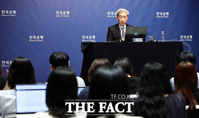 신현송 한국은행 총재가 27일 서울 중구 한국은행에서 열린 금융통화위원회 통화정책방향 기자간담회에서 발언하고 있다. /사진공동취재단
