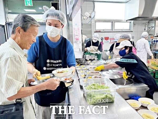 대전시노인복지관이 27일 복지관 이용 어르신 380명을 대상으로 '찾아가는 짜장면 데이'를 진행했다. 봉사자가 배식을 진행하고 있다. /대전시사회서비스원
