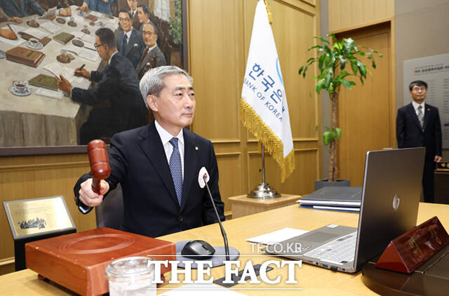 신현송 한국은행 총재가 27일 오전 서울 중구 한국은행에서 열린 금융통화위원회 본회의에 참석해 의사봉을 두드리고 있다. /사진공동취재단