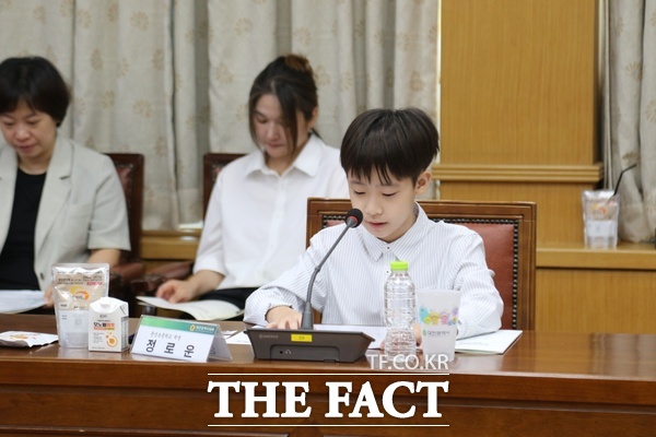 희귀난치성질환인 크론병을 앓고 있는 초등학교 4학년 정로운(10) 군이 27일 서다운 대전시의원 주재로 열린 희귀난치성질환자 지원 체계 구축 및 조례 제정을 위한 정책토론회에 토론자로 참석해 발언을 하고 있다. /정예준 기자