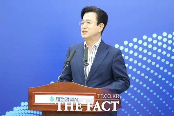 허태정 대전시장이 27일 대전시청 브리핑룸에서 온통대전 2.0 시행계획에 대해 설명하고 있는 가운데 자신의 선거공약이던 대전형 고유가 지원금 지급이 사실상 어렵다는 입장을 밝혔다. /정예준 기자