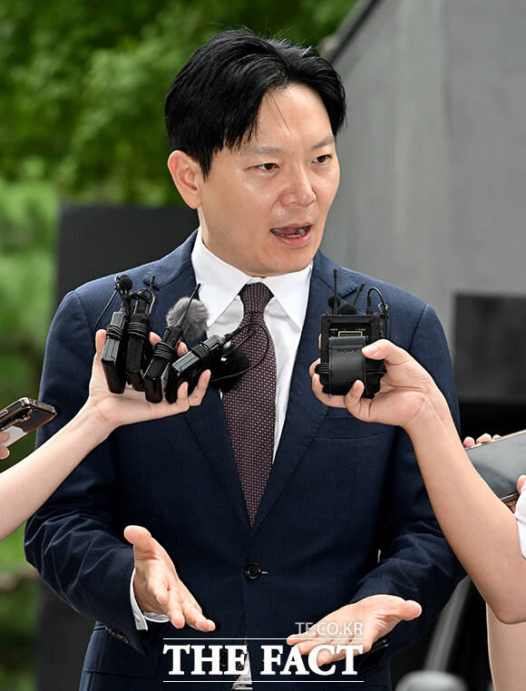 국회 국정조사 증인 선서 거부 혐의 등으로 고발된 박상용 인천지검 부부장검사가 27일 오전 서울 마포구 서울경찰청 광역수사단 공공범죄수사대에 출석해 취재진의 질문에 답하고 있다. /박상민 기자