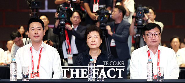 국민의힘 국회의원 연찬회 참석해 의원들과 기념촬영하는 박근혜 전 대통령(앞줄 가운데).