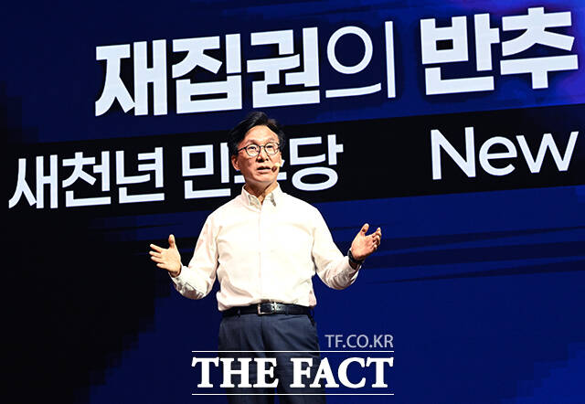 김민석 더불어민주당 대표가 27일 오후 인천 영종구 인스파이어리조트에서 열린 더불어민주당 2026 정기국회 대비 국회의원 워크숍에 참석해 강연을 하고 있다.