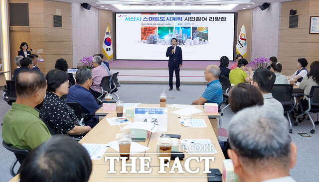 26일 시청 대회의실에서 열린 시민참여 리빙랩 1차 워크숍에서 이완섭 서산시장이 인사말을 하고 있다. /서산시