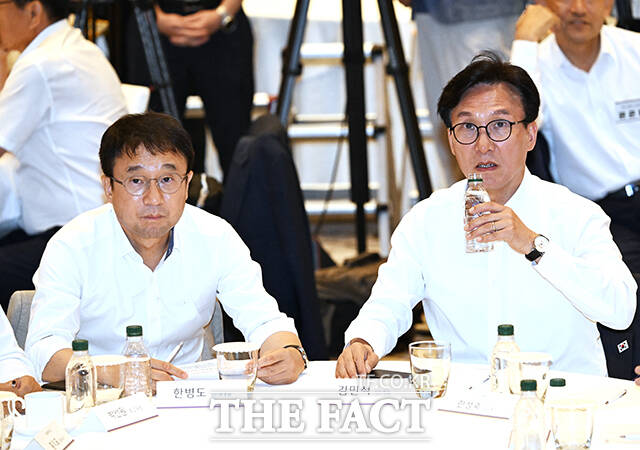 정기국회 대비 워크숍 참석한 김민석 더불어민주당 대표와 한병도 원내대표.
