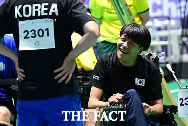 목표 향해 투구하는 정호원 선수.
