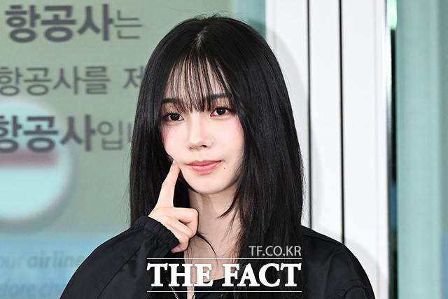 카리나가 '볼콕' 포즈를 하고 있다.