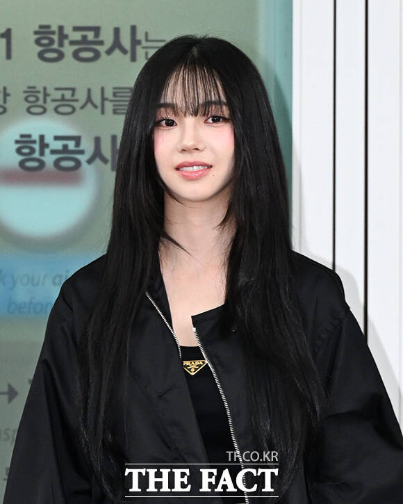 카리나가 '볼콕' 포즈를 하고 있다.