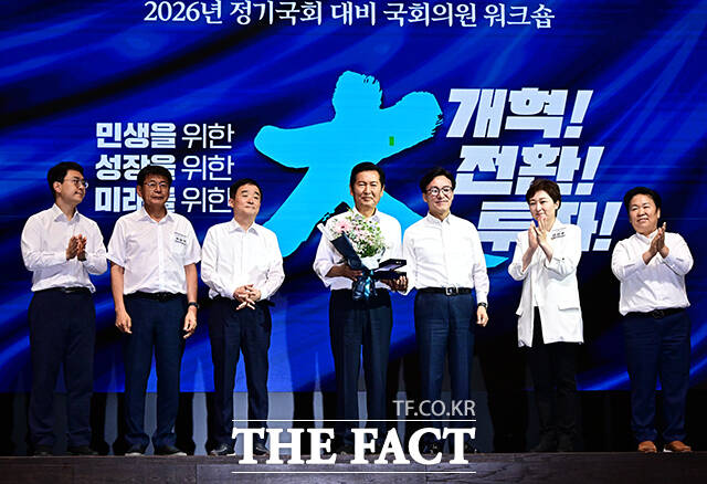 김민석 더불어민주당 대표(왼쪽 세번째)가 27일 오후 인천 영종구 인스파이어리조트에서 열린 더불어민주당 2026 정기국회 대비 국회의원 워크숍에 참석해 정청래 전 대표(왼쪽 두번째)와 전임 최고원들에게 감사패를 전달하고 있다. /영종구=배정한 기자