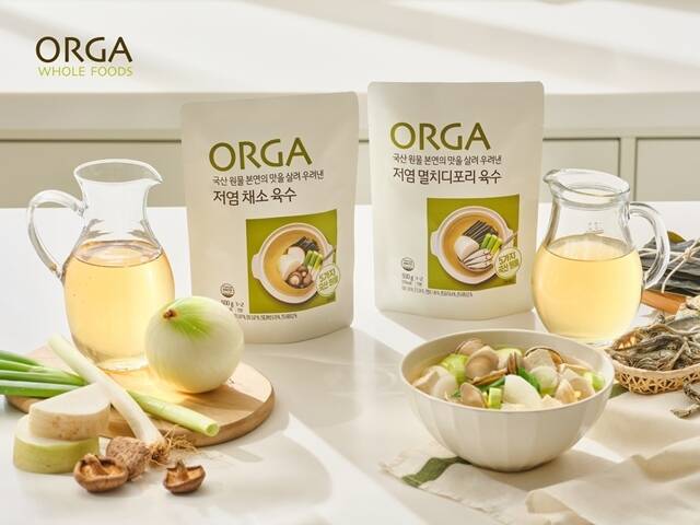 올가홀푸드는 국산 원물을 우려낸 자연스러운 감칠맛으로 나트륨 부담을 낮춘 'ORGA 저염 채소육수'와 'ORGA 저염 멸치디포리육수’ 2종을 출시했다고 27일 밝혔다. /올가홀푸드