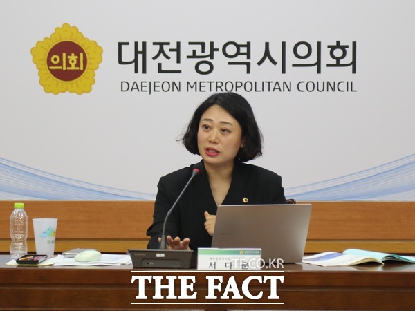 서다운 대전시의회 의원이 27일 대전시의회 소통실에서 희귀난치성질환자 지원 체계 구축 및 조례 제정을 위한 정책토론회를 주재하고 있다. /정예준 기자