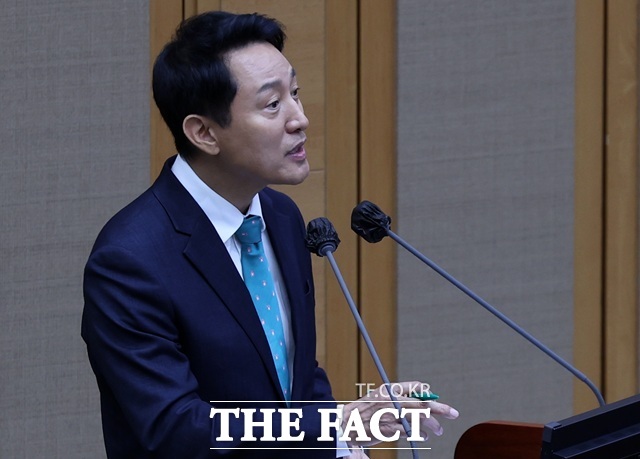 오세훈 서울시장이 TBS 정상화 필요성에 반대하지 않는다는 입장을 밝혔다. 사진은 오 시장이 27일 서울 중구 서울시의회에서 열린 제339회 임시회 제2차 본회의 서울시정 및 교육행정에 관한 질문에서 박유진 더불어민주당 의원 질문에 답변하고 있는 모습. /뉴시스