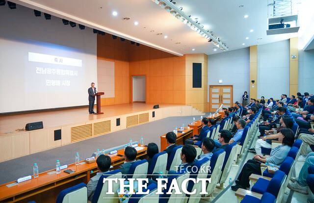 민형배 전남광주시장이 27일 오전 광산구 하남산단 삼성전자 광주 제2캠퍼스 글로벌트레이닝센터에서 열린 '대중소상생형 스마트공장 킥오프' 행사에 참석해 축사를 하고 있다./전남광주시