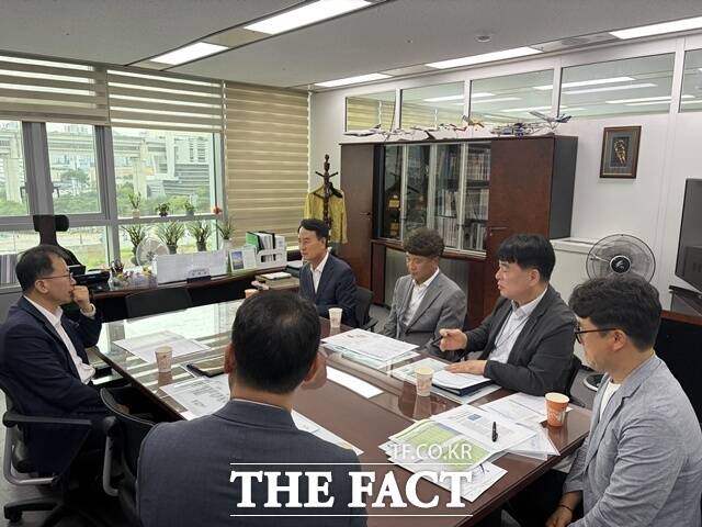 박동식 사천시장이 국토부를 방문해 사천공항 확장을 건의하고 있다. /사천시