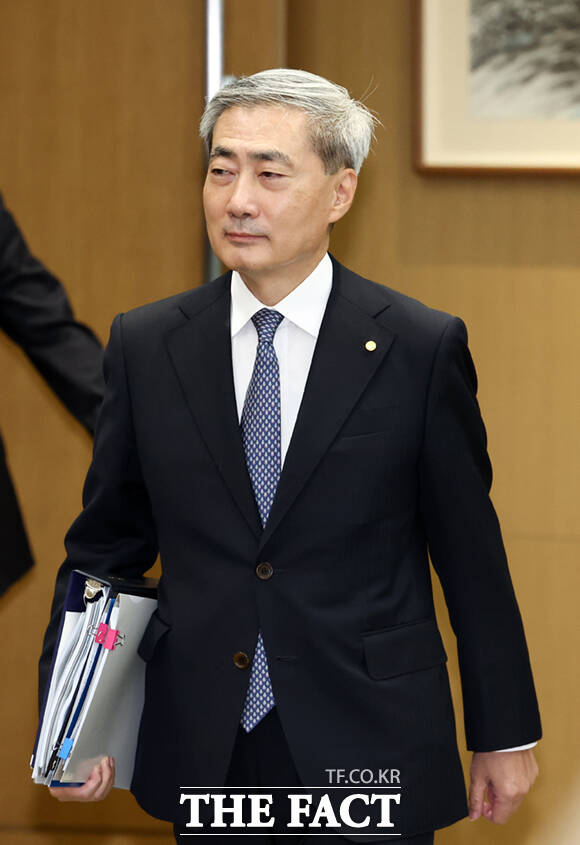 신현송 한국은행 총재가 27일 오전 서울 중구 한국은행에서 열린 금융통화위원회 본회의에 참석해 의사봉을 두드리고 있다. /사진공동취재단