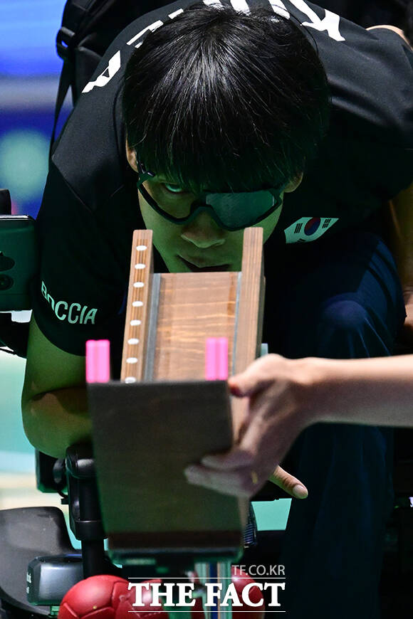 27일 서울 송파구 올림픽공원 KSPO돔에서 열린 '2026 서울 세계보치아선수권' 남자 개인전 1라운드에 출전한 정호원 선수가 투구를 준비하고 있다. /남윤호 기자