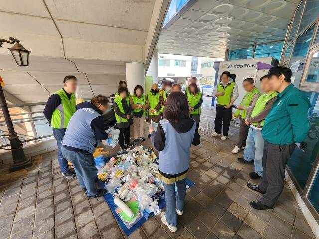 서울 강남구가 분리배출을 생활습관으로 정착시키는 자원순환 사업을 추진한 결과, 올해 들어 생활쓰레기는 줄고 재활용품은 증가한 것으로 나타났다. 사진은 쓰레기봉투 파봉 캠페인. /강남구