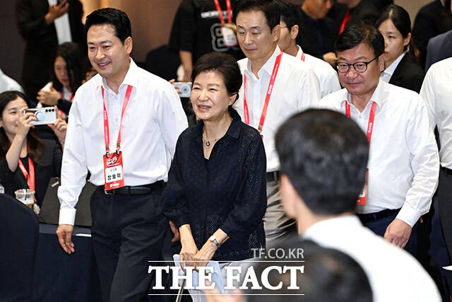 국민의힘 국회의원 연찬회 참석해 의원들과 기념촬영하는 박근혜 전 대통령(앞줄 가운데).