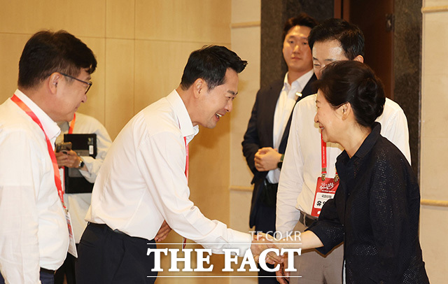 국민의힘 국회의원 연찬회 참석해 의원들과 기념촬영하는 박근혜 전 대통령(앞줄 가운데).