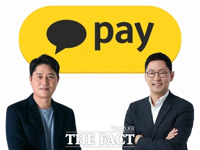 카카오페이증권의 '주식 축의금' 캠페인이 흥행에도 불구하고 혼인 인증과 주식 지급 과정에서 잇따라 오류가 발생하면서 전산 안정성과 소비자보호 체계가 도마 위에 올랐다. 사진은 신호철 카카오페이증권 대표(오른쪽)와 신원근 카카오페이 대표. /카카오페이증권