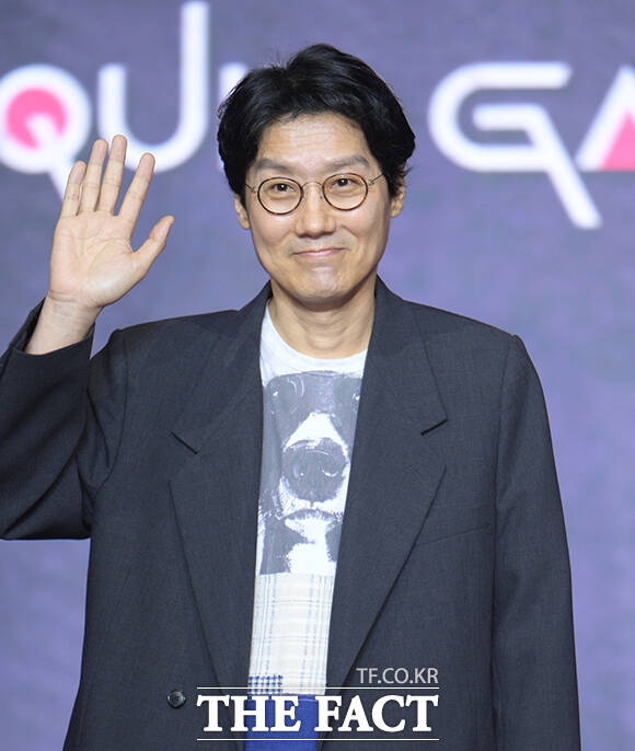 황동혁 감독이 신작 '케이오 클럽(K.O. CLUB)'으로 약 10년 만에 스크린에 복귀한다. 사진은 2025년 6월 서울 용산구 서울드래곤시티에서 열린 넷플릭스 새 시리즈 '오징어 게임' 시즌3 제작발표회에 참석해 포즈를 취하고 있는 모습. /박헌우 기자