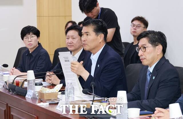 27일 서울 국회 의원회관에서 열린 전북국회의원, 전북도 정책간담회에 이원택 전북도지사와 윤준병 더불어민주당 전북도당 위원장을 비롯한 국회의원들이 '2차 공공기관 이전의 조속한 추진과 핵심기관 전북 배치를 위한 공동건의문'을 채택하고 있다. /전북도