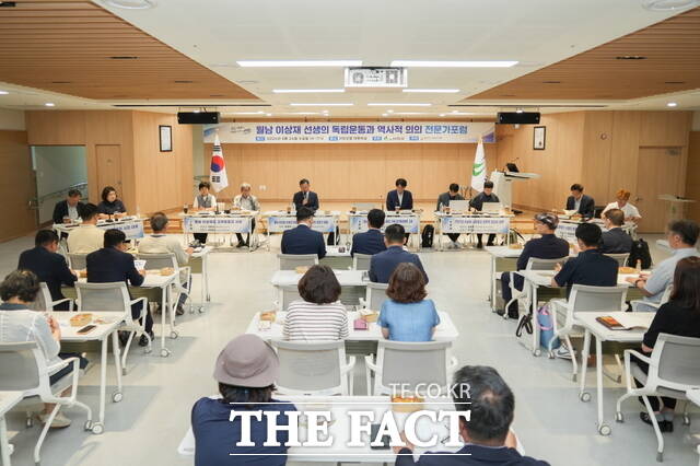 서천군이 26일 군청 대회의실에서 '월남 이상재 선생의 독립운동과 역사적 의의'를 주제로 포럼을 개최하고 있다. /서천군