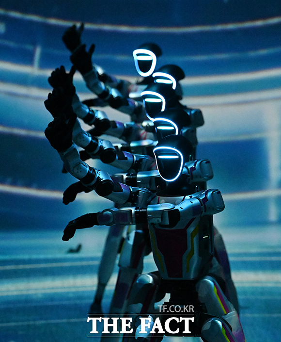 21일 오후 서울 강동구 갤럭시 로봇 파크(GALAXY ROBOT PARK)에서 열린 GALAXY ROBOT PARK 그랜드 오프닝 파티에서 로봇들이 K-POP 댄스를 선보이고 있다. /박헌우 기자