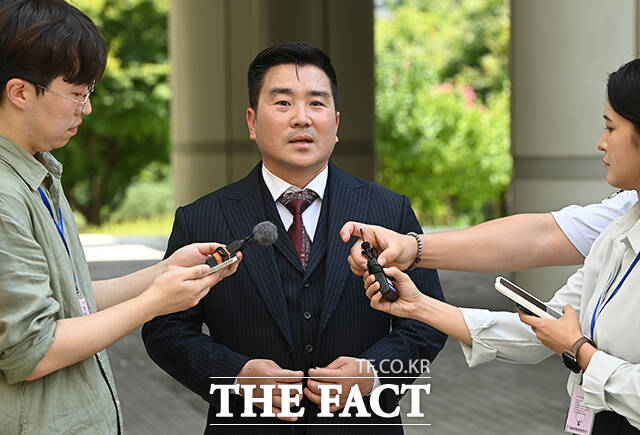 12·3 비상계엄 직후 병력을 이끌고 국회로 출동한 혐의로 재판에 넘겨진 김현태 전 육군 특수전사령부 707특임단장이 27일 오후 서울 서초구 서울중앙지방법원에서 열린 1심 선고 공판에 출석하며 취재진의 질문에 답하고 있다. /박상민 기자