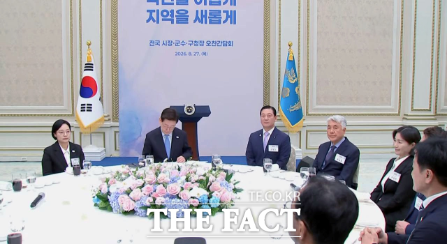 우성빈 기장군수(왼쪽 다섯 번째)가 27일 청와대 영빈관에서 열린 전국 시군구청장 오찬 간담회에 참석했다. /기장군청