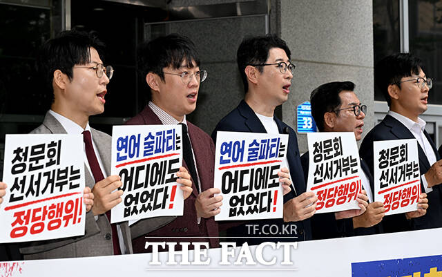 주진우 이재명 재판취소 저지특위 위원장(가운데)이 27일 오전 박상용 검사 소환을 앞둔 서울 마포구 광역수사단 공공범죄수사대 앞에서 기자회견을 열고 발언하고 있다. /박상민 기자