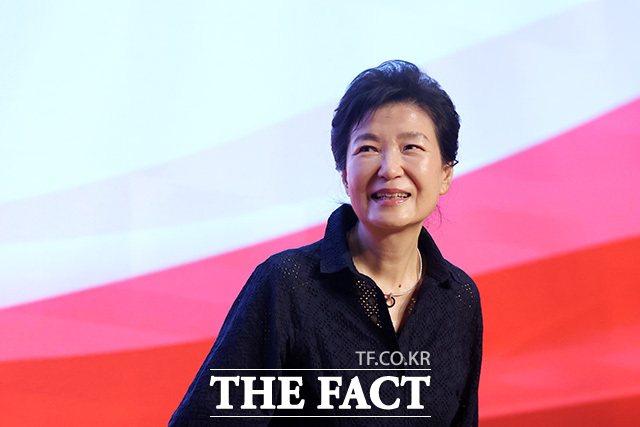국민의힘 국회의원 연찬회 참석해 의원들과 기념촬영하는 박근혜 전 대통령(앞줄 가운데).